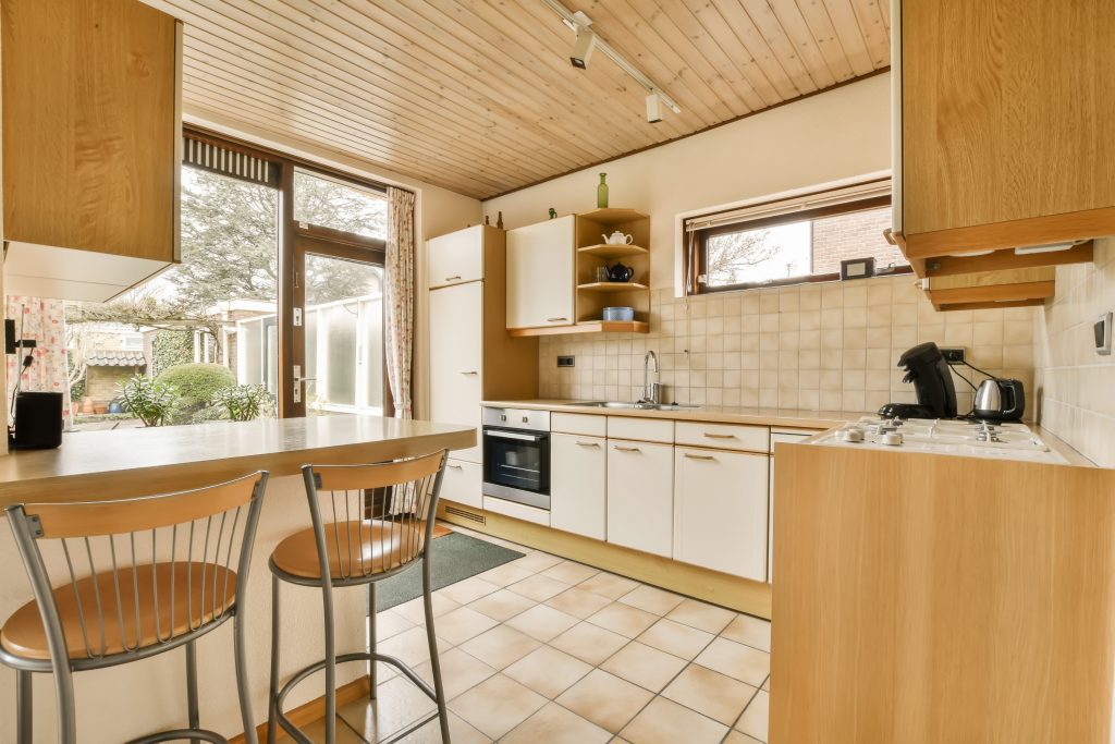Reforma Cocina con barra y ventanas